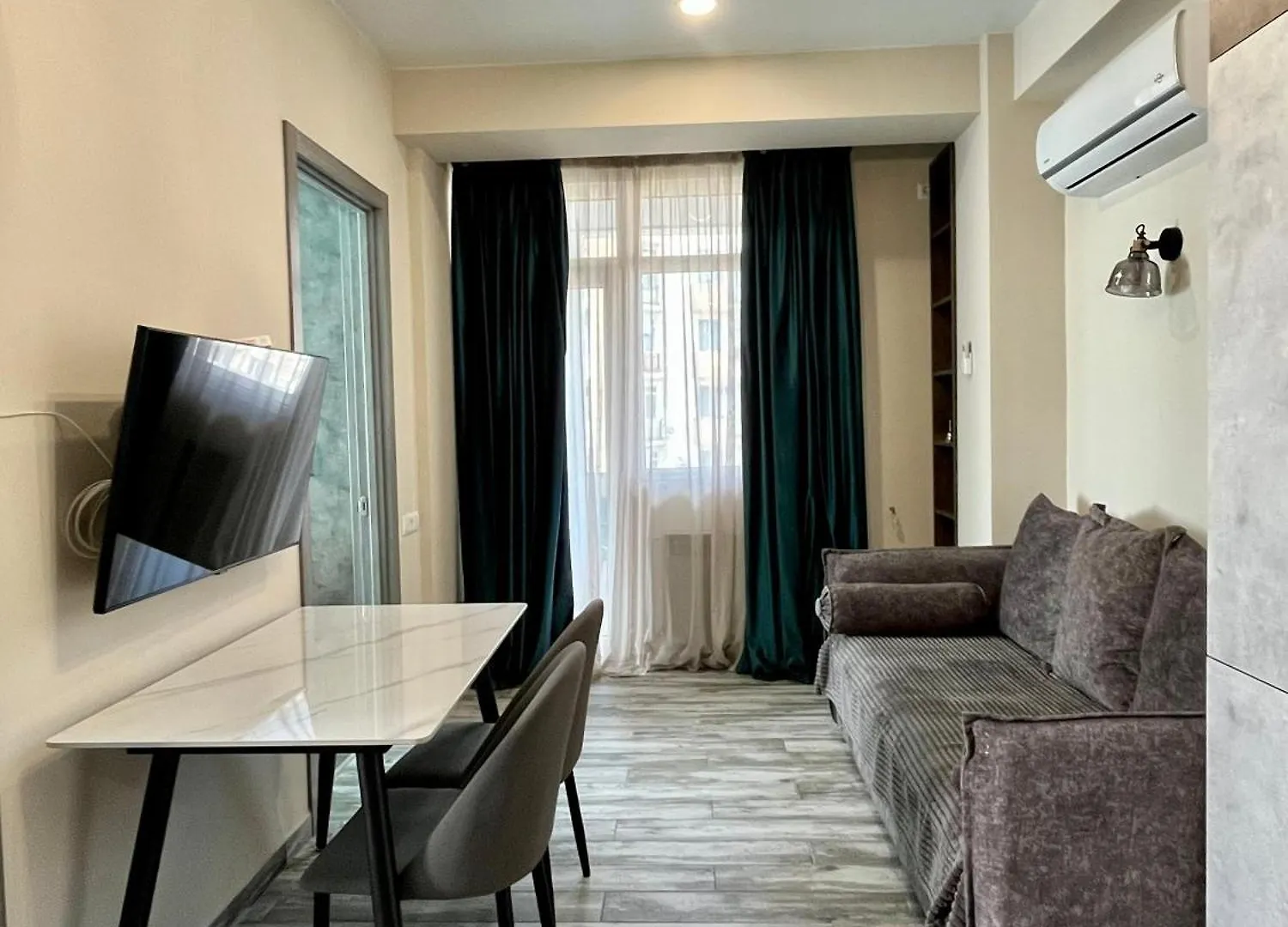 Modern 2Br Flat With Balcony Apartment Tbilisi